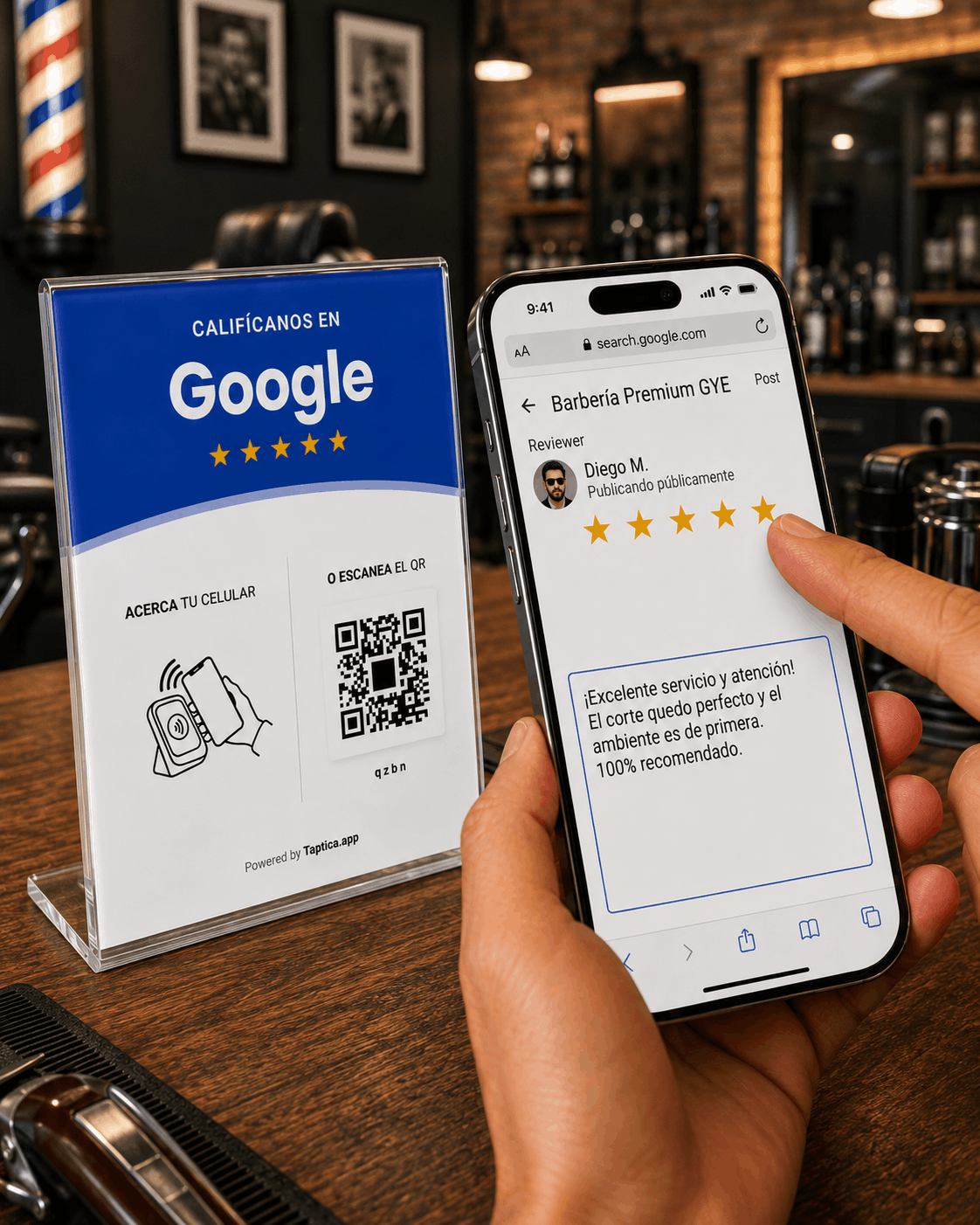 Cliente dejando una reseña de Google en una barbería
